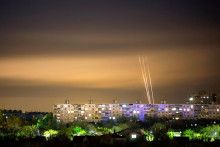 Ruské rakety vypálené z ruskej Belgorodskej oblasti dopadajú na druhé najväčšie ukrajinské mesto Charkov. FOTO: TASR/AP