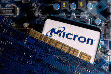 Smartfón s logom spoločnosti Micron. FOTO: Reuters