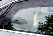 Bývalý taliansky premiér Silvio Berlusconi máva z limuzíny auta po prepustení z nemocnice v Miláne. FOTO: TASR/AP