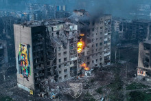 Zničená horiaca budova v Bachmute. FOTO: Reuters