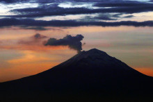 Oblak popola a pary stúpa z krátera mexickej sopky Popocatépetl. FOTO: TASR/AP