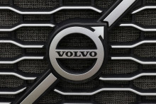 Logo automobilky Volvo na nákladnom aute. FOTO: Reuters