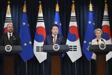 Predsedníčka Európskej komisie Ursula von der Leyenová, juhokórejský prezident Jun Sok-jol a predseda Európskej rady Charles Michel. FOTO: TASR/AP