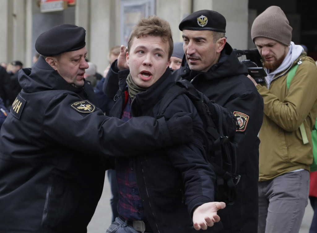 Bieloruskí policajti zadržiavajú aktivistu a novinára Ramana Prataseviča v Minsku. FOTO TASR/AP