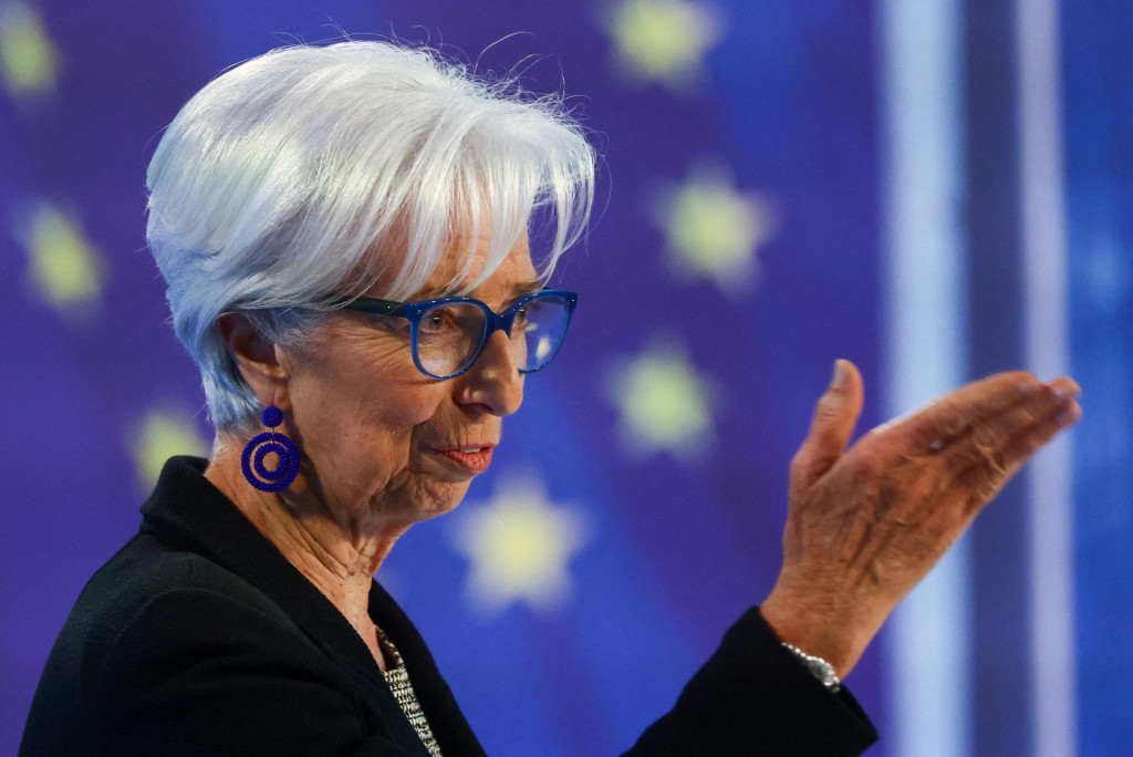 Prezidentka ECB Christine Lagardová na tlačovej konferencii vysvetľuje, prečo musia úrokové sadzby ešte rásť. FOTO: REUTERS