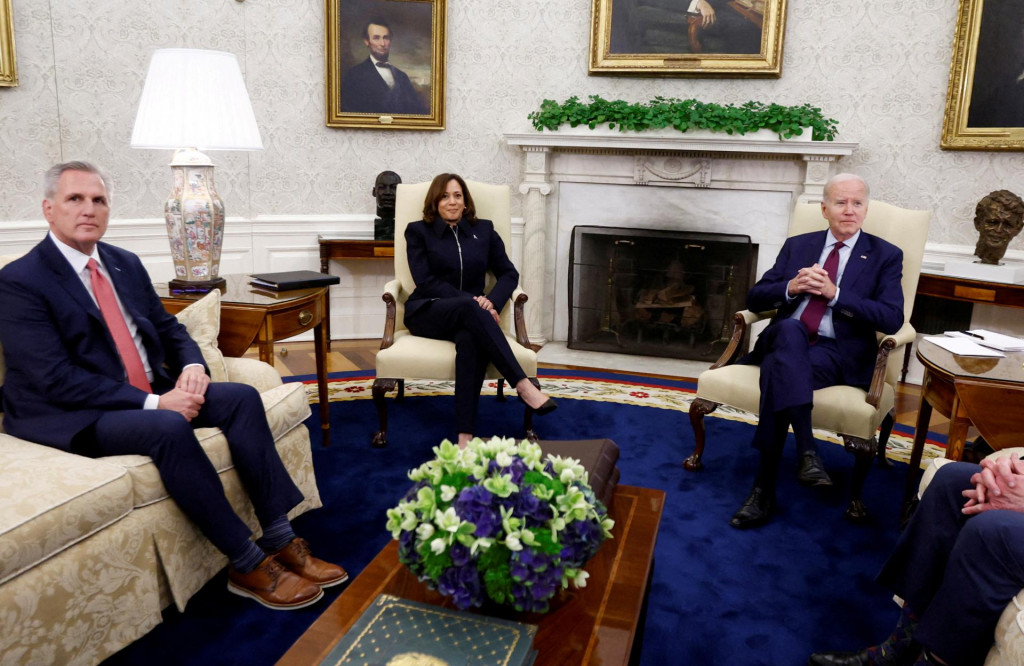 Americký prezident Joe Biden organizuje v Oválnej pracovni rokovania s predsedom Snemovne reprezentantov Kevinom McCarthym, viceprezidentkou Kamalou Harrisovou a ďalšími predstaviteľmi Kongresu. FOTO: Reuters
