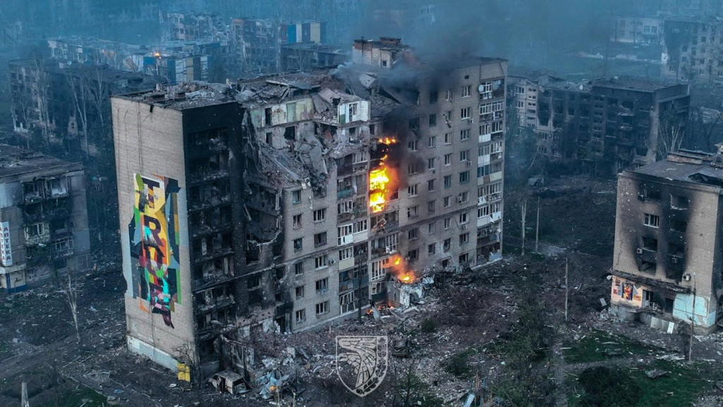 Zničená horiaca budova v Bachmute. FOTO: Reuters