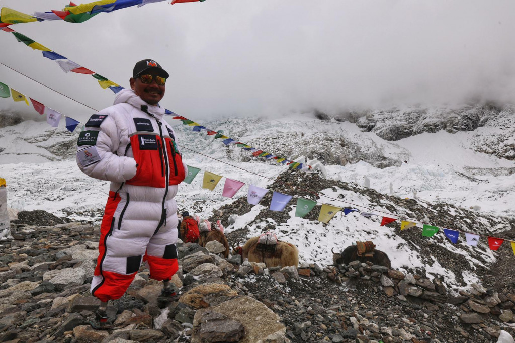 Zapísal do dejín horolezectva, keď ako prvý človek s nohami amputovanými nad kolenami zdolal najvyššiu horu sveta.