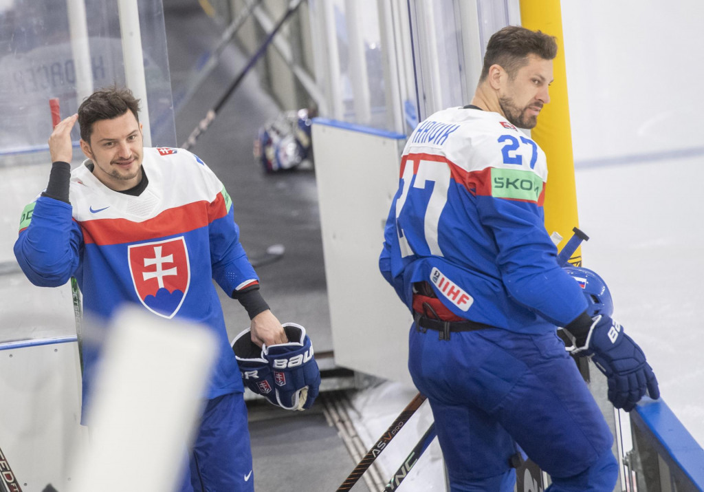 Slovenskí hokejisti Libor Hudáček (vľavo) a Marek Hrivík po spoločnom tímovom fotení. FOTO: TASR/Martin Baumann
