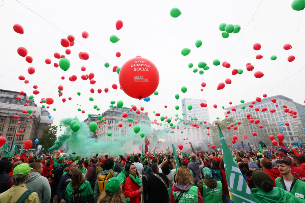Demonštranti vypúšťajú balóny do vzduchu počas protestu v Bruseli. FOTO: Reuters