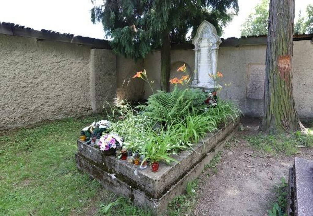 Hrob a pamätník Maríny Geržovej, rod. Pischlovej, na štiavnickom evanjelickom cintoríne. FOTO: Dromedar.sk