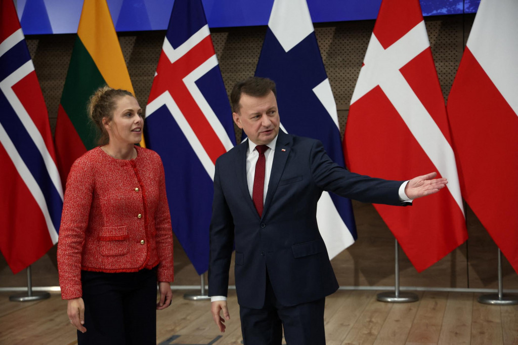 Poľský minister obrany Mariusz Blaszczak víta štátnu tajomníčku nórskeho ministerstva obrany Anne Marie Aanerudovú.  FOTO: Reuters