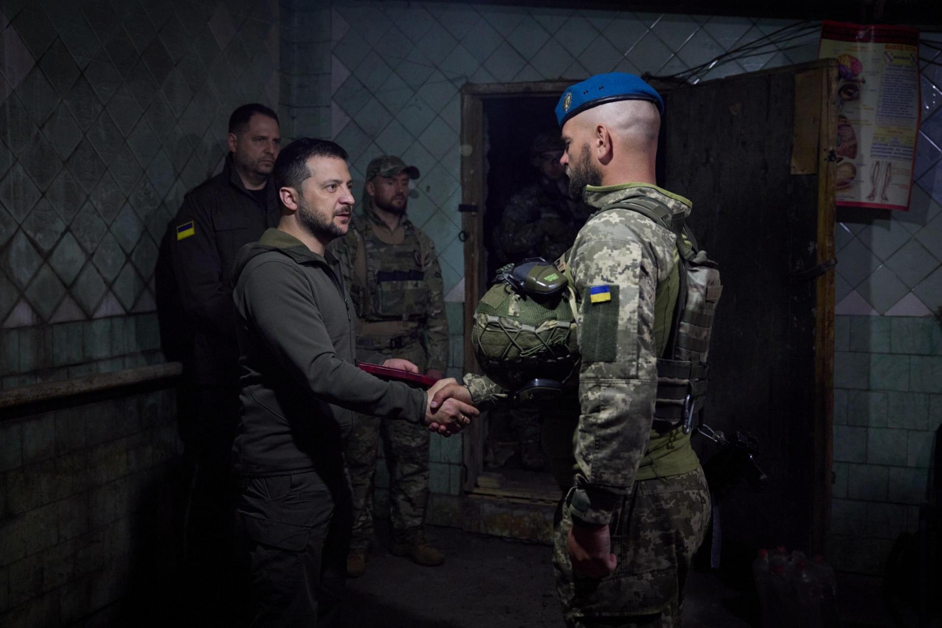 Ukrajinský prezident Zelenskyj opäť navštívil vojakov na fronte, blahoželal im k sviatku námornej pechoty