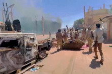 Bojovníci RSF stoja neďaleko poškodeného veliteľského centra síl protivzdušnej obrany v Chartúme. FOTO: Reuters/Rsf Via Twitter