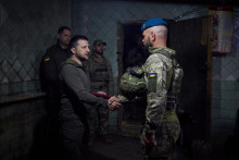 Ukrajinský preuident Volodymyr Zelenskyj si podáva ruku s vojakom. FOTO: FB/Володимир Зеленський