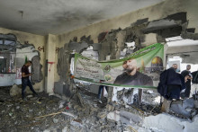 Palestínčania prehľadávajú ruiny domu militanta, ktorý zdemovala izraelská rmáda v obci Nilín pri Ramalláhu. FOTO: TASR/AP