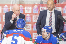 Vľavo hore tréner hokejistov Slovenska Craig Ramsay, vpravo hore asistent trénera Ján Pardavý, vľavo dole Šimon Nemec a vpravo dole Miloš Kelemen. FOTO: TASR/Martin Baumann