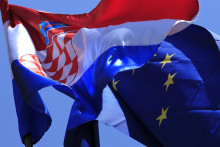Chorvátska vlajka a vlajka Európskej únie vejúce v Záhrebe. FOTO: Reuters