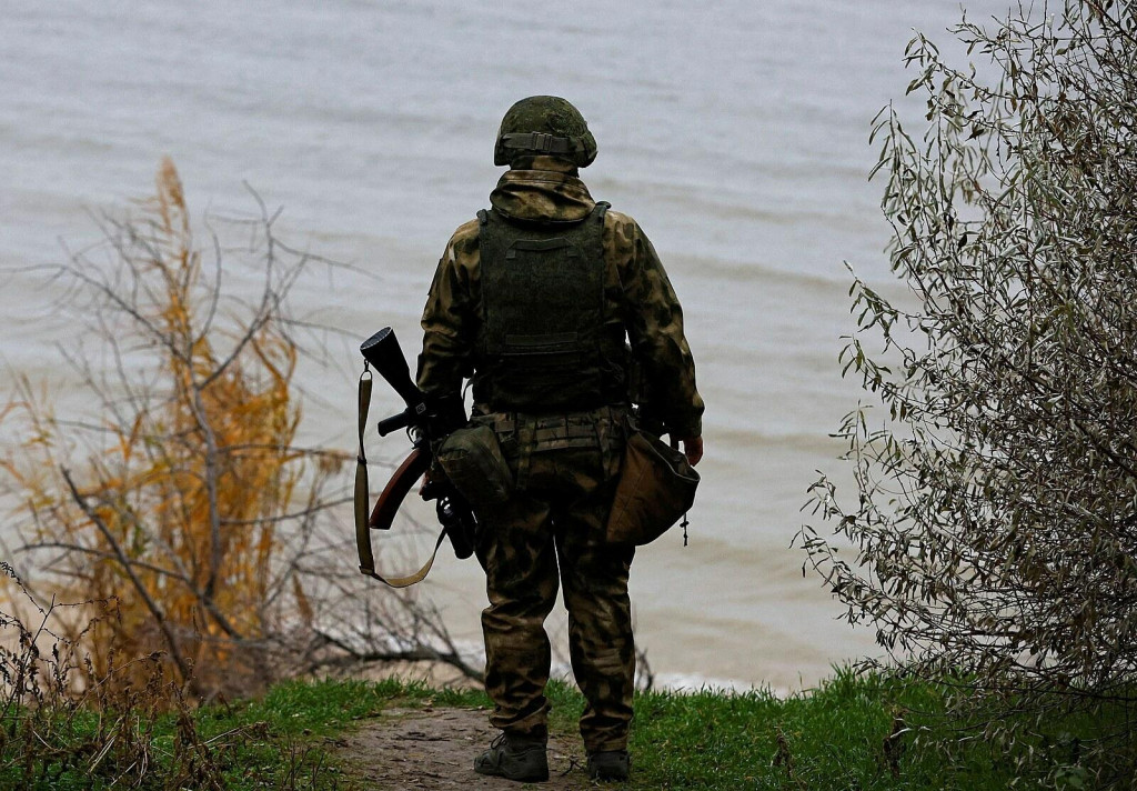 Ruský vojak na bojovom stanovisku pri rieke Dneper. FOTO: Reuters