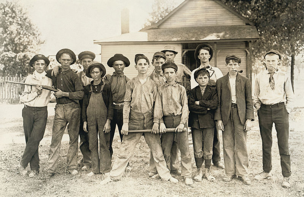 Skupina detí, ktoré pracovali ako sklári v Indiane, USA v roku 1908