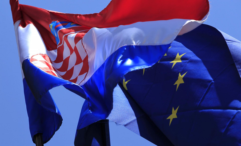 Chorvátska vlajka a vlajka Európskej únie vejúce v Záhrebe. FOTO: Reuters