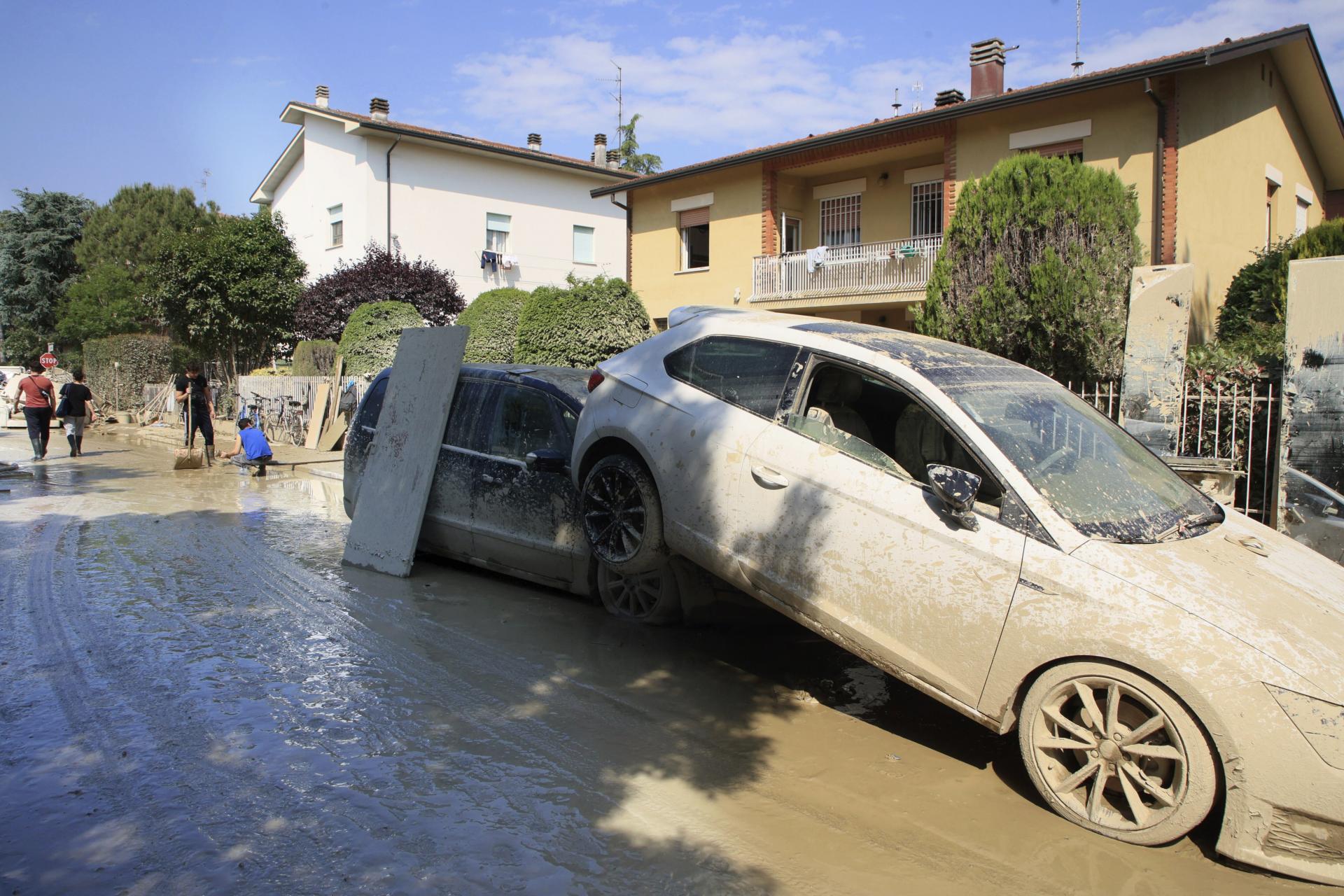 Záplavy v Taliansku majú už 15 obetí, tisíce ľudí sa stále nemôžu vrátiť domov (galéria)