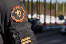 Fínsky pohraničný dôstojník je v službe na hranici medzi Fínskom a Ruskom. FOTO: Reuters