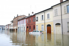 Zaplavenú ulicu po silných dažďoch, ktoré zasiahli taliansky región Emilia Romagna. FOTO: Reuters