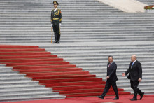 Sprava ruský premiér Michail Mišustin a čínsky premiér Li Čchiang počas uvítacieho ceremoniálu v rámci návštevy v čínskom Pekingu. FOTO: TASR/AP