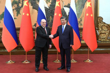 Ruský premiér Michail Mišustin a čínsky prezident Si Ťin-pching počas privítania v rámci návštevy v čínskom Pekingu. FOTO: TASR/AP