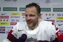 Rozhovor lotyšského hokejistu baví internet.