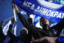 Priaznivci gréckeho premiéra a lídra Novej demokracie Kyriakosa Mitsotakisa pred sídlom jeho strany v Aténach. FOTO: TASR/AP