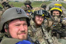Bojovníci Ruského dobrovoľníckeho zboru na hraničnom priechode Graivoron v Belgorodskej oblasti. FOTO: Reuters
