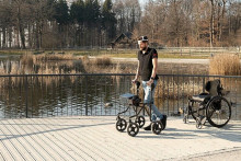 Vozíčkar Gert-Jan Oskam sa vďaka elektronickým implantátom postavil na nohy. FOTO: EPFL