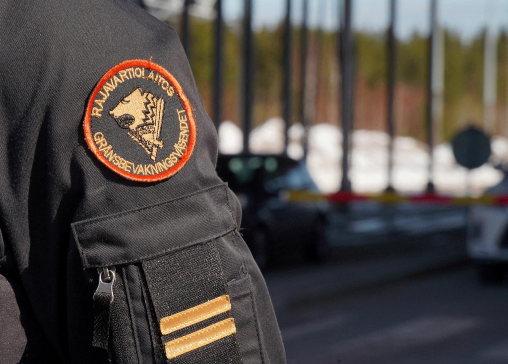 Fínsky pohraničný dôstojník je v službe na hranici medzi Fínskom a Ruskom. FOTO: Reuters