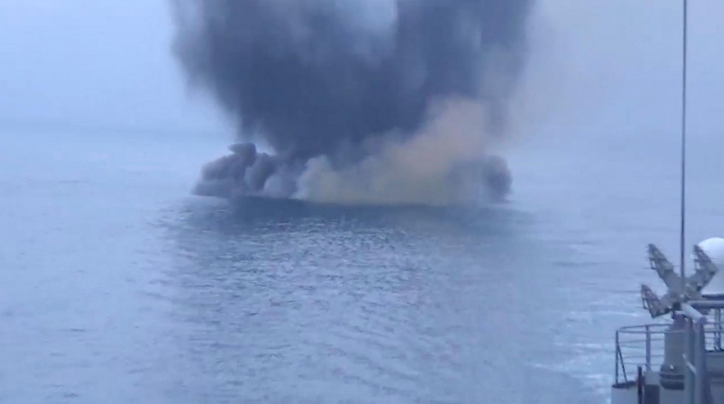 Vybuchujúci ukrajinský motorový čln bez posádky, ktorý zaútočil na ruskú vojnovú loď Ivan Churs v Čiernom mori neďaleko Bosporského prielivu. FOTO: Ruské ministerstvo obrany