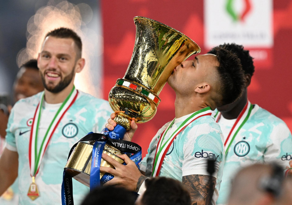 Lautaro Martinez z Interu Miláno oslavuje víťazstvo v Coppa Italia s trofejou. FOTO: Reuters