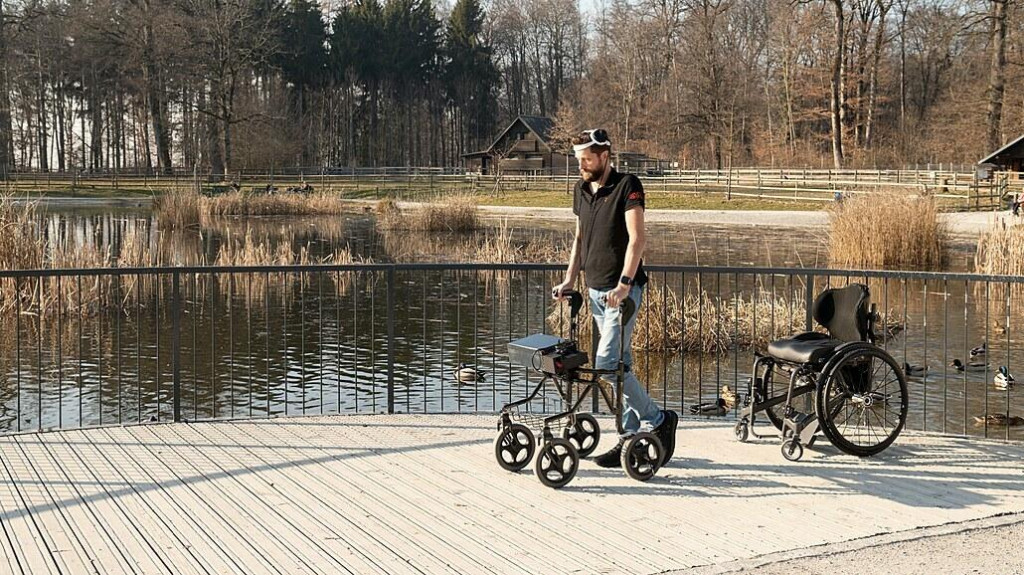 Voz&iacute;čkar Gert-Jan Oskam sa vďaka elektronick&yacute;m implant&aacute;tom postavil na nohy. FOTO: EPFL