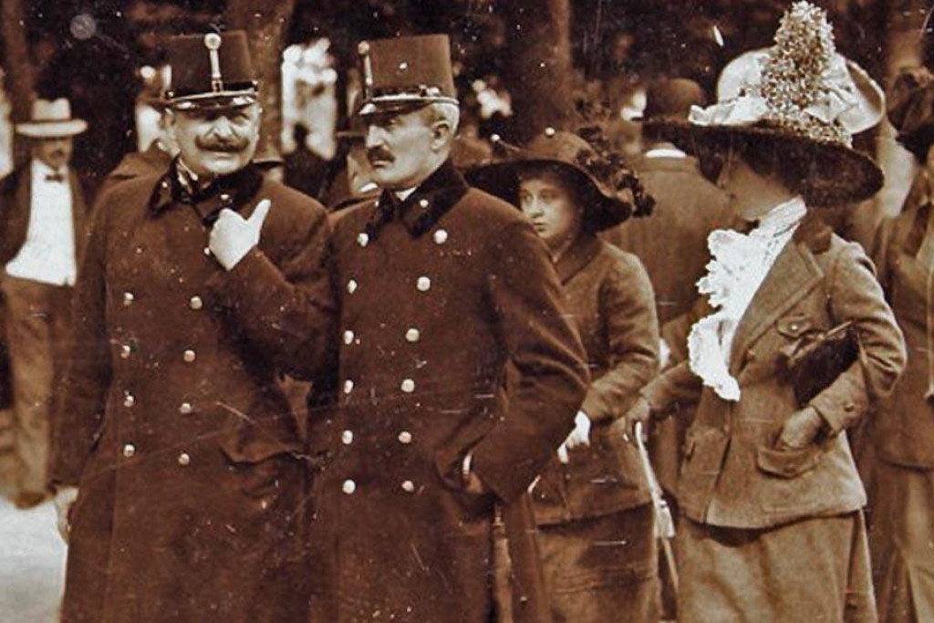 Plukovník Alfred Redl (vľavo) v spoločnosti Arthura Giesla von Gieslingen počas prechádzky po Prahe v roku 1913. Práve von Gieslingen sa významne podpísal pod Redlov kariérny vzostup, keď si ho ako mladého dôstojníka vyhliadol pre prácu v spravodajskom oddelení generálneho štábu armády.