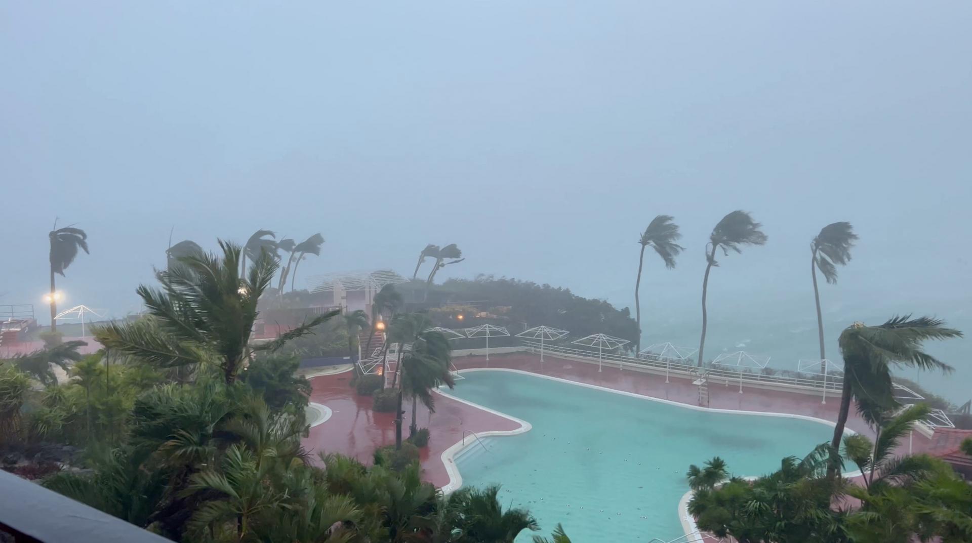 Tajfún Mawar na ostrove Guam strhal strechy domov, poničil autá a stromy