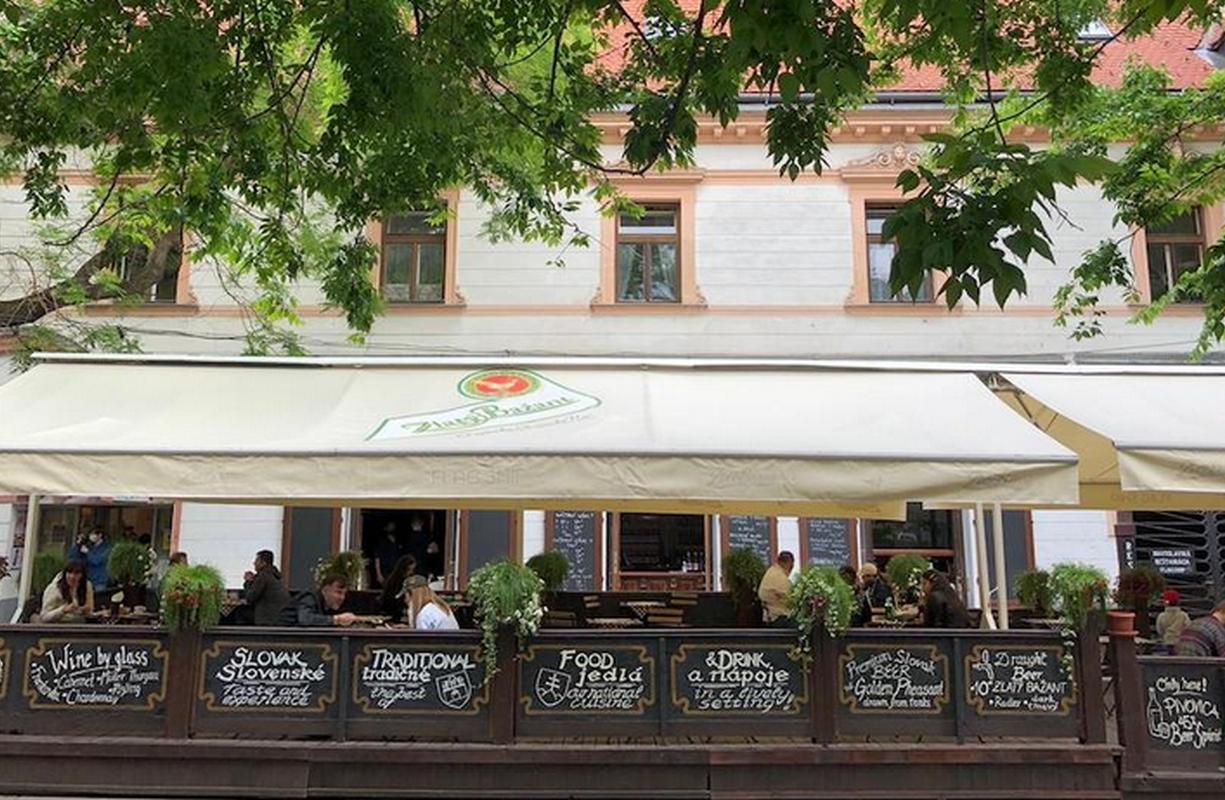 Reštaurácie budú opäť platiť za terasy. Bratislava obnoví výber dane