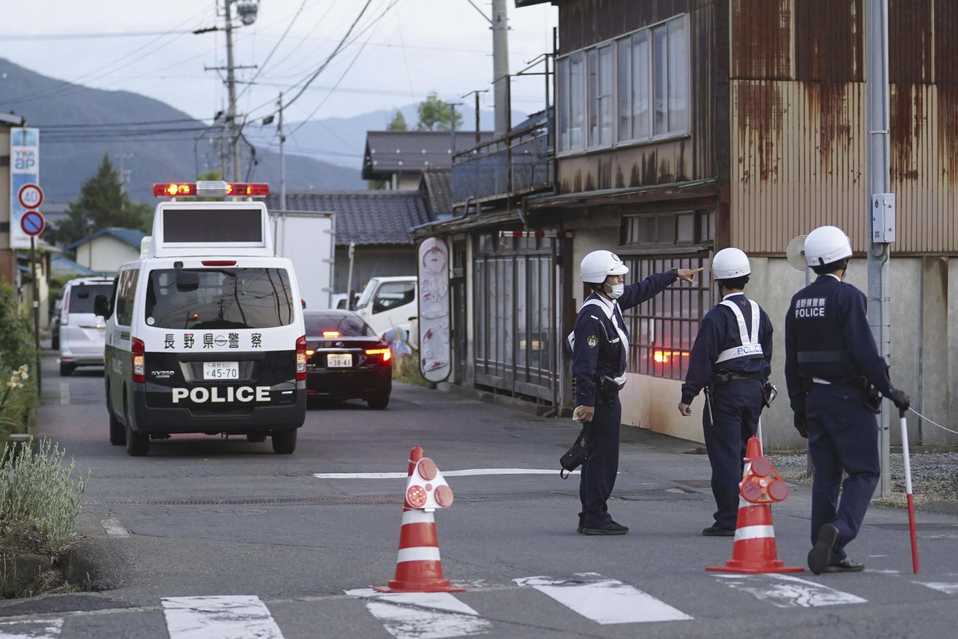Ozbrojený útočník v Japonsku pobodal ženu a zastrelil dvoch policajtov