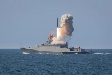 Ruská loď odpaľuje raketu. FOTO: Ruské Ministerstvo Obrany