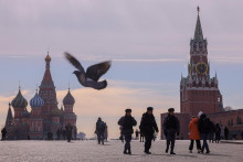 Ľudia kráčajú v blízkosti Chrámu Vasilija Blaženého a Kremeľskej Spasskej veže v centre Moskvy v Rusku. FOTO: Reuters