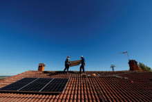 Inštalácia solárnych panelov nórskou spoločnosťou Otovo v Algete v Španielsku. FOTO: Reuters