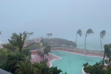 Stromy sa kývajú v dôsledku silného vetra z tajfúnu Mawar v Tamuningu, Guam: FOTO: M.F. Peoples