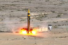 Irán predstavil novú generáciu svojej balistickej rakety Chorramšahr s doletom 2000 kilometrov. FOTO: Reuters
