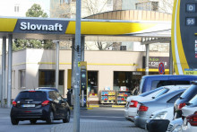 Ceny benzínu zdraželi na všetkých čerpacích staniciach Slovnaft. FOTO: HN/Peter Mayer