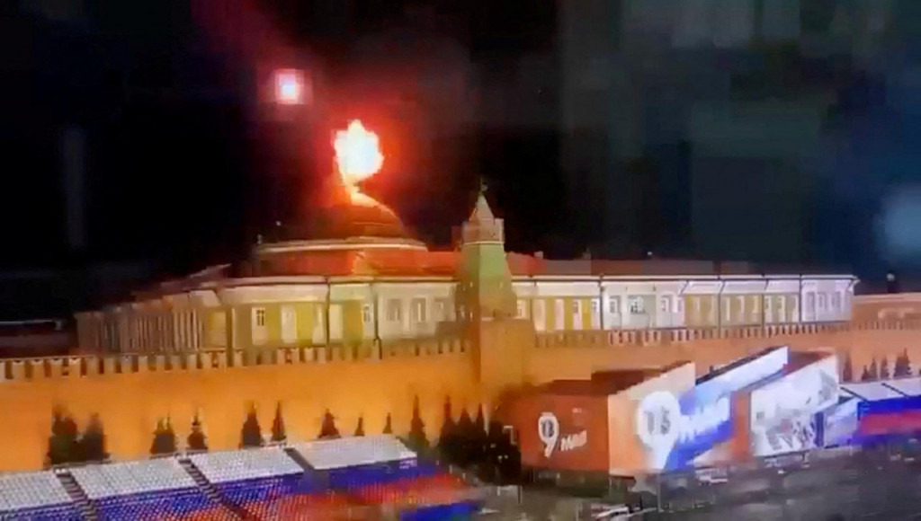 Statický obrázok získaný z videa ukazuje lietajúci objekt explodujúci v intenzívnom výbuchu svetla v blízkosti kupoly budovy kremeľského senátu. FOTO: Ostorozhno Novosti