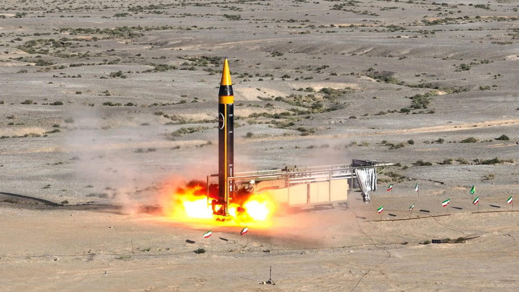 Ir&aacute;n predstavil nov&uacute; gener&aacute;ciu svojej balistickej rakety Chorram&scaron;ahr s doletom 2000 kilometrov. FOTO: Reuters